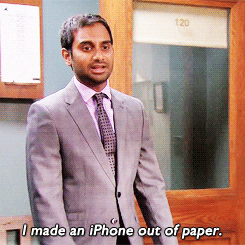 Tizio che mostra il suo iPhone fatto di carta. Niente di che.